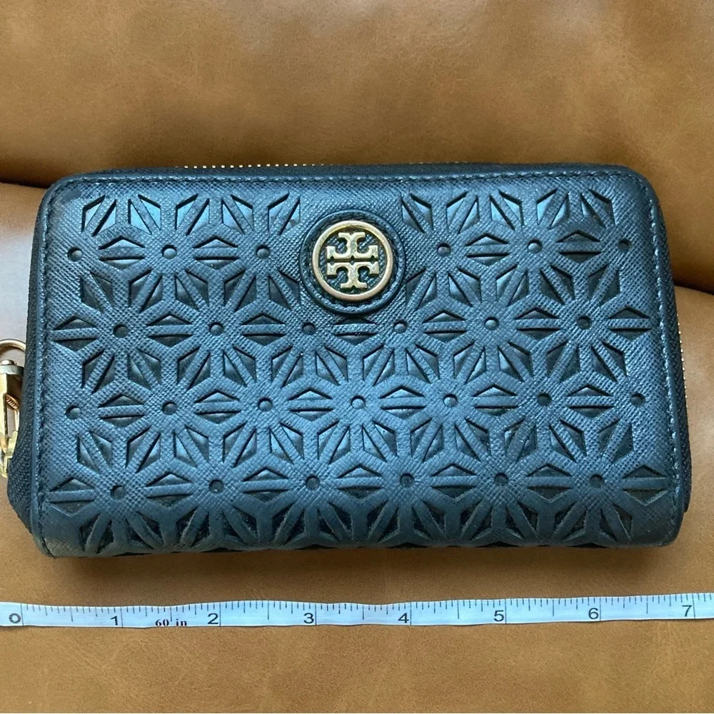 Tory Burch Perforated Logo Zip Wallet Wristlet – Black Saffiano Leather